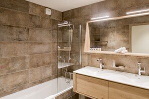 Departamento | Baño | Tina con regadera, secadora de cabello, toallas, shampoo