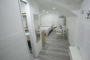 Studio | Essbereich im Zimmer