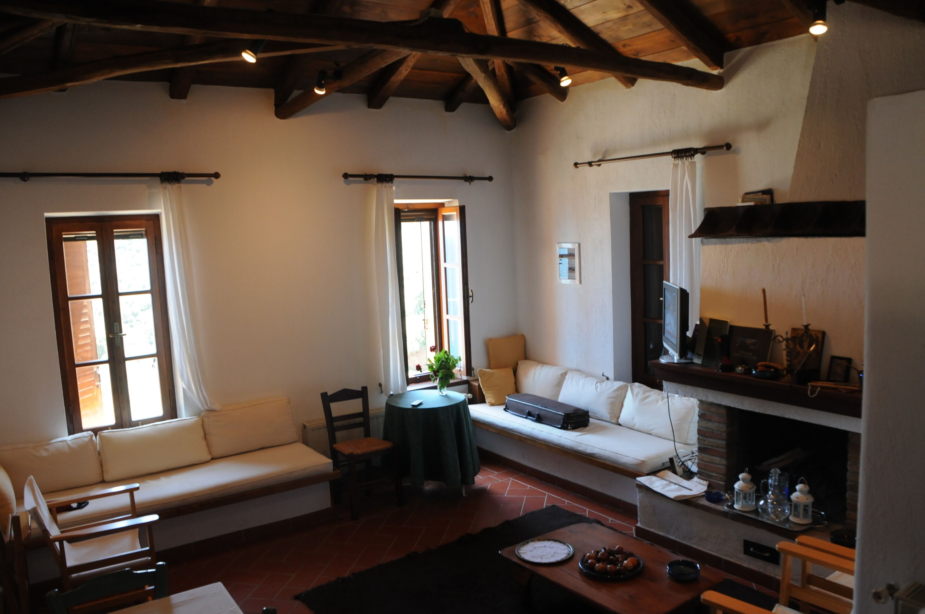 Télévision, cheminée, livres, espaces bureaux