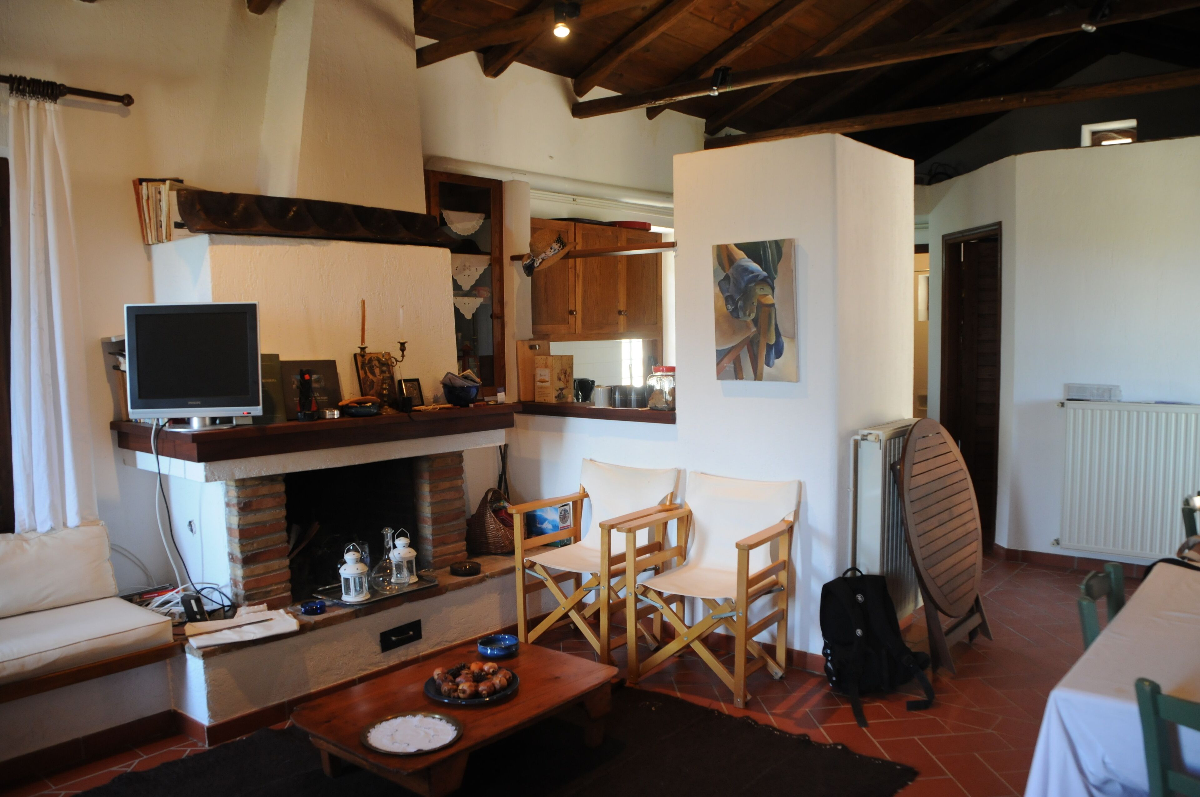 Télévision, cheminée, livres, espaces bureaux