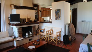 Téléviseur, foyer, livres, bureau