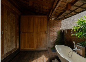 Deluxe Room | Bathroom