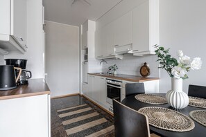 Apartamento superior, 1 habitación, sauna, vistas al lago | Cocina privada | Frigorífico grande, microondas, horno y placa de cocina