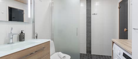 Superior-Apartment, 1 Schlafzimmer, Sauna, Seeblick | Badezimmer