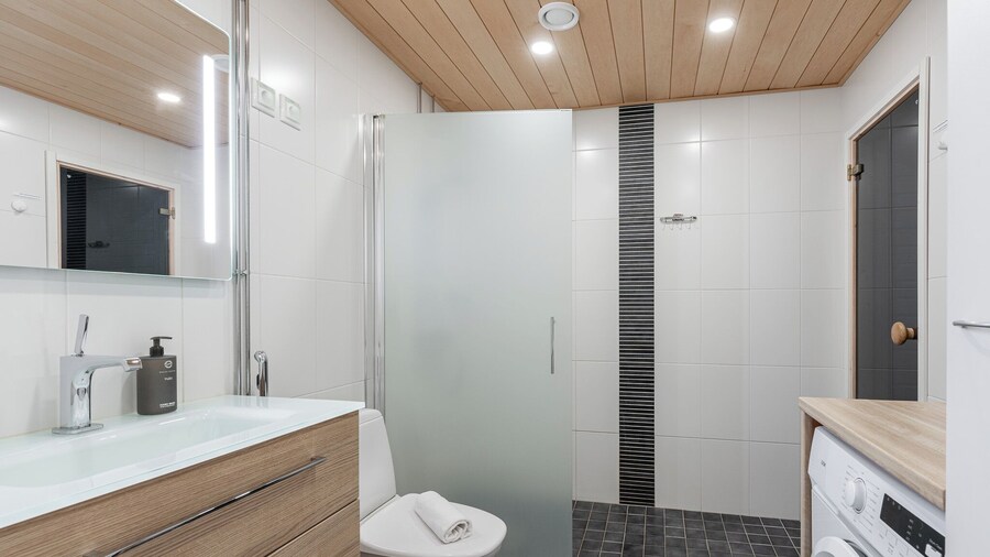Modern 1BR Apt with Sauna, Balcony & Free Parking