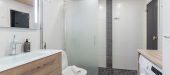 Modern 1BR Apt with Sauna, Balcony & Free Parking