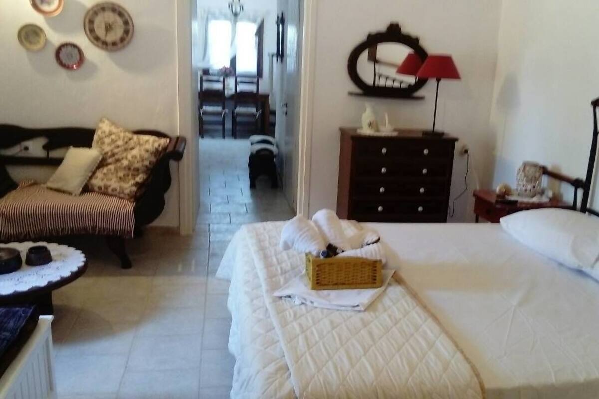 Iron/ironing board, bed sheets