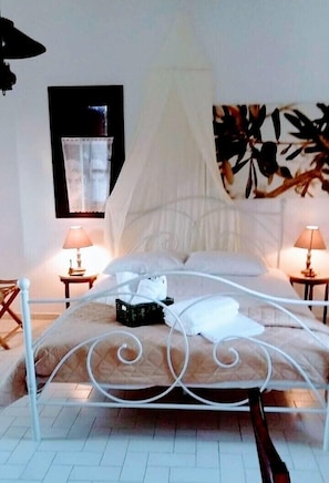 Iron/ironing board, bed sheets