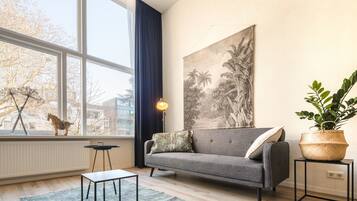 Meja kerja, setrika/meja setrika, Wi-Fi gratis, dan seprai linen