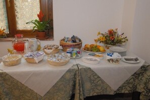 Free daily buffet breakfast
