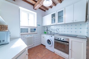 Private kitchen - Cosy apartment in villa for 5 people with pool, WIFI, TV and panoramic view, close to Urbino (Urbino)