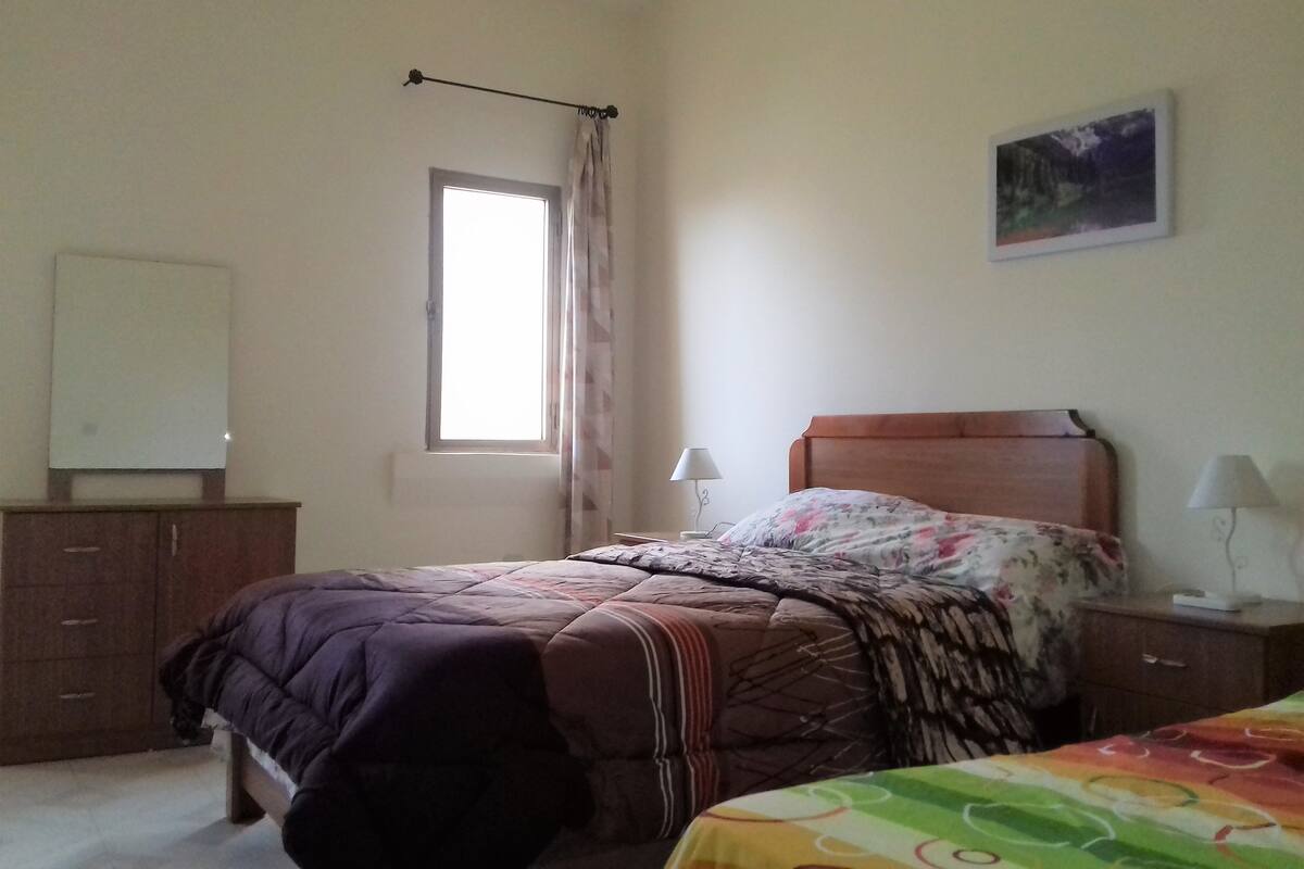 Habitación triple económica | Cortinas blackout, wifi gratis y ropa de cama