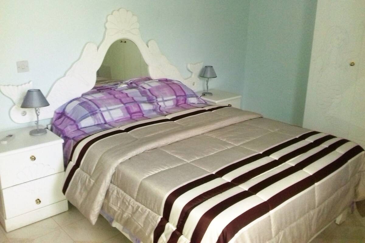 Habitación doble estándar | Cortinas blackout, wifi gratis y ropa de cama