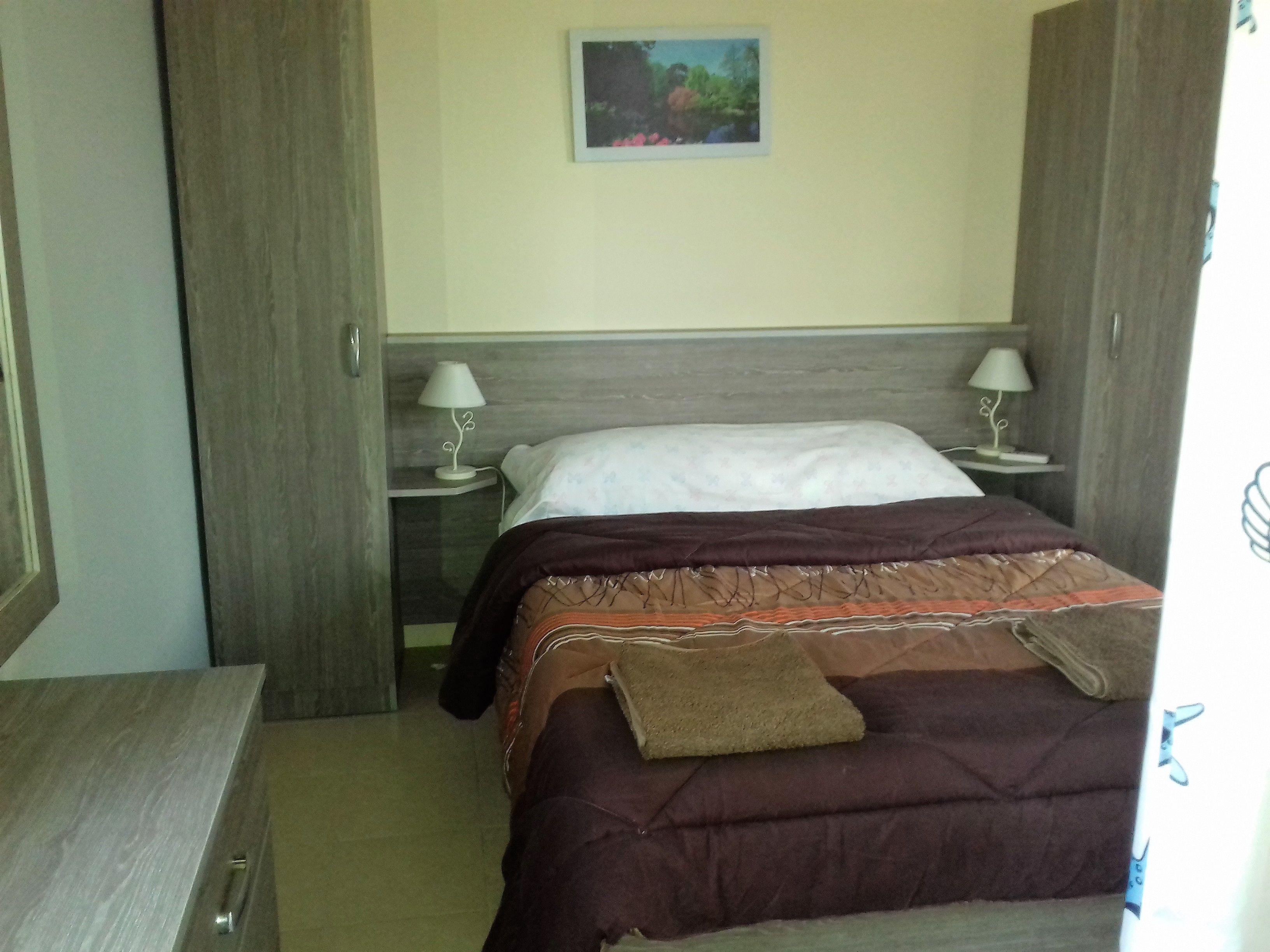 Habitación triple económica | Cortinas blackout, wifi gratis y ropa de cama 
