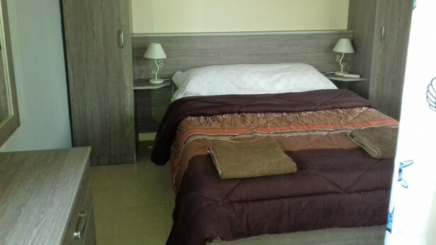 Habitación triple económica | Cortinas blackout, wifi gratis y ropa de cama 