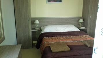 Habitación triple económica | Cortinas blackout, wifi gratis y ropa de cama