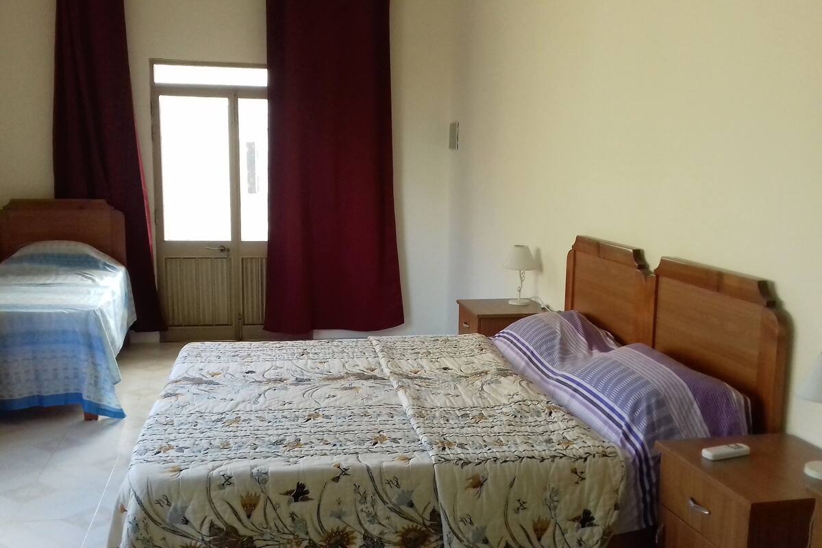 Cortinas blackout, wifi gratis y ropa de cama 