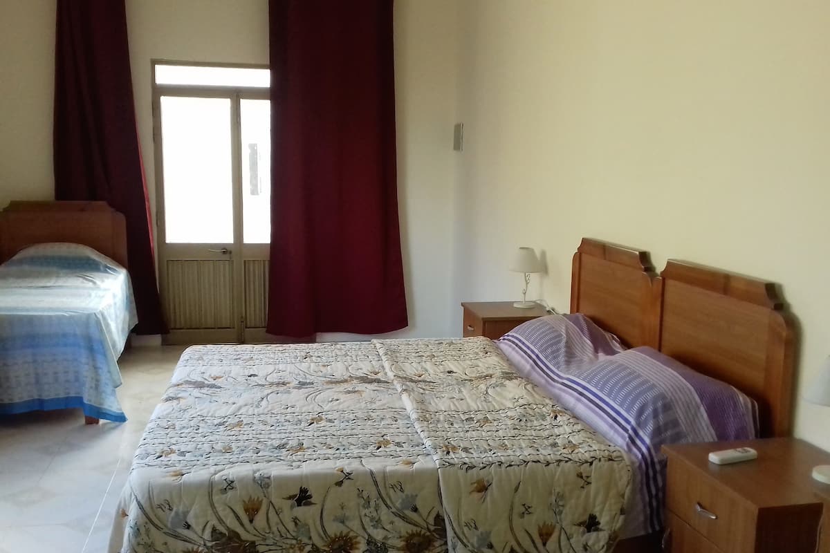 Habitación familiar | Cortinas blackout, wifi gratis y ropa de cama