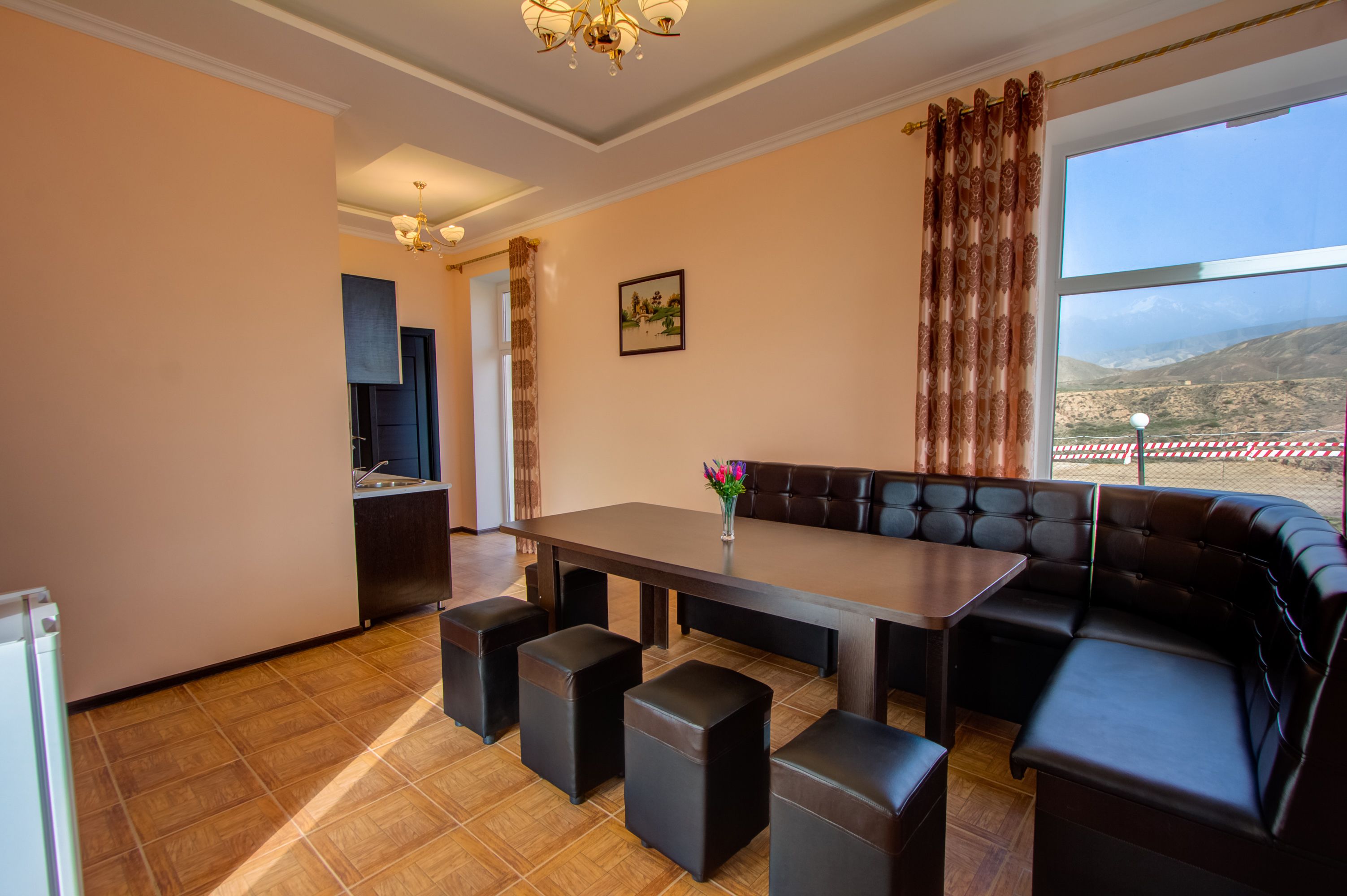 คอทเทจสำหรับครอบครัว, วิวทะเลสาบ | ห้องนั่งเล่น | ทีวีจอแบน