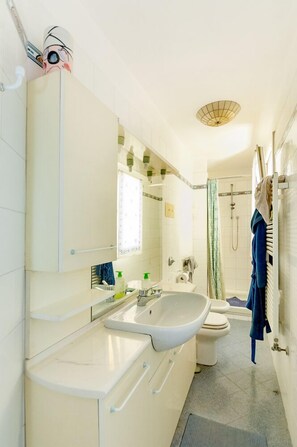 Amenidades de baño gratuitas, secadora de cabello, bidet, toallas