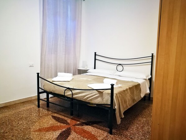Escritorio, tabla de planchar con plancha, wifi gratis y ropa de cama