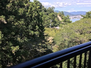 Chambre Tradition, salle de bains commune (Japanese Style 5 guests, Forest View) | Balcon