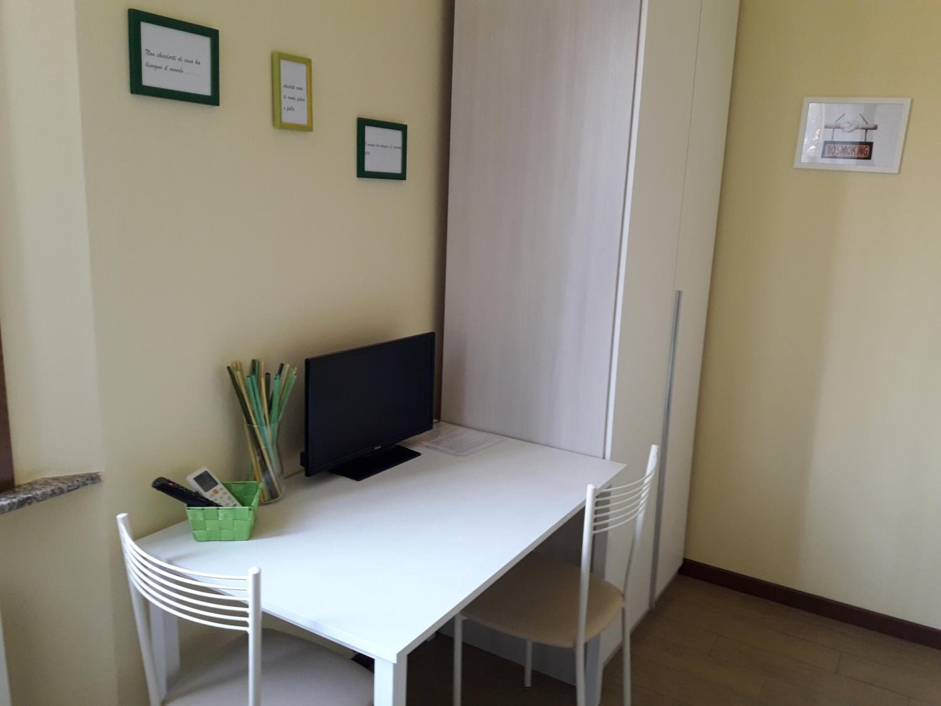 Copriletto in piuma, una scrivania, Wi-Fi gratuito, lenzuola