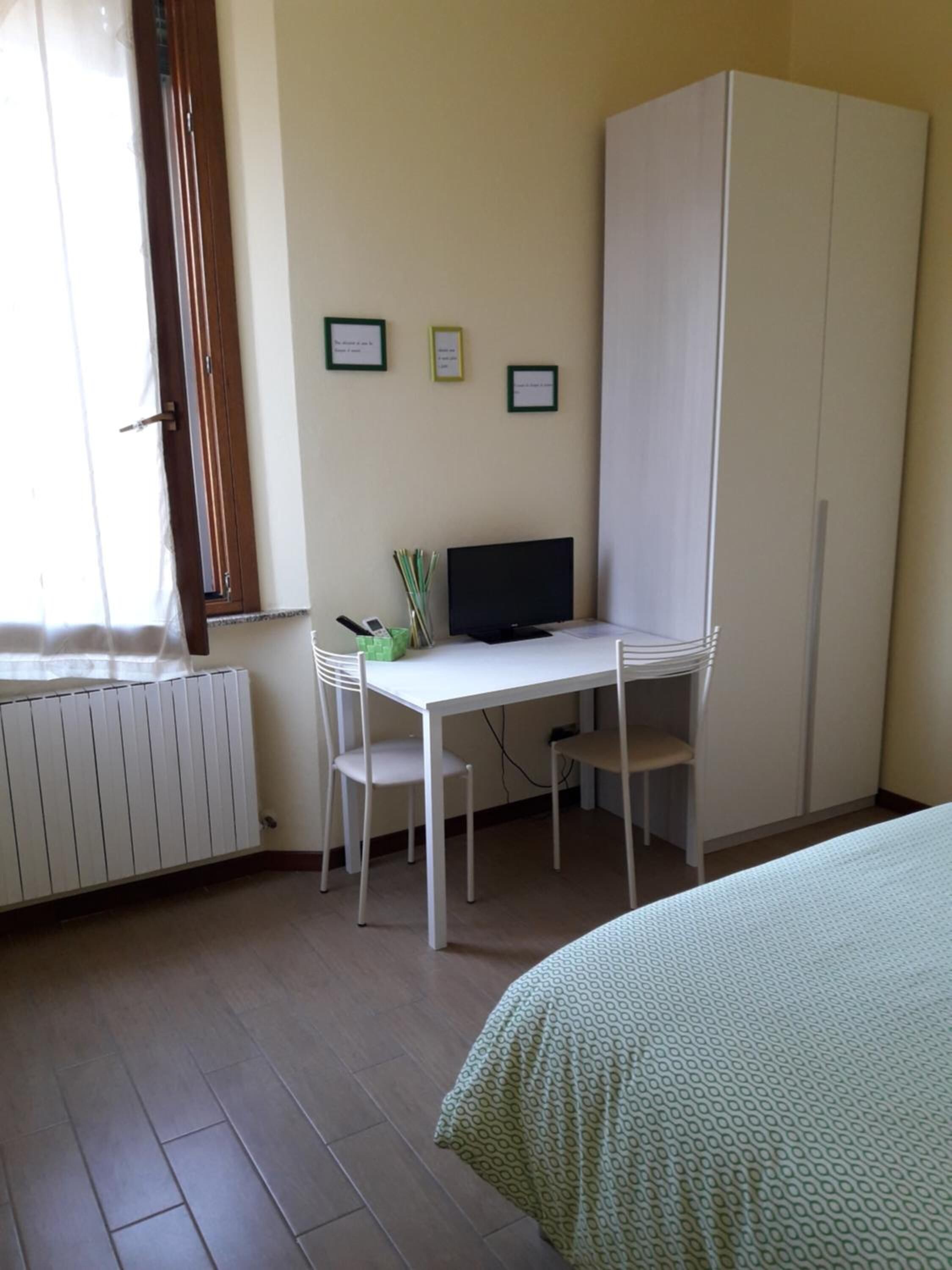 Copriletto in piuma, una scrivania, Wi-Fi gratuito, lenzuola