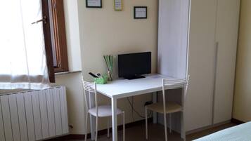 Copriletto in piuma, una scrivania, Wi-Fi gratuito, lenzuola