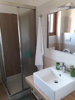 Shower, hair dryer, bidet, towels - La Casa Nel Verde 2 (Bologna)