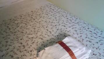 Copriletto in piuma, una scrivania, Wi-Fi gratuito, lenzuola