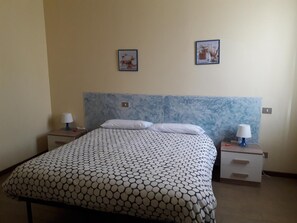 Down duvets, desk, free WiFi, bed sheets