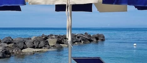 En la playa y camastros