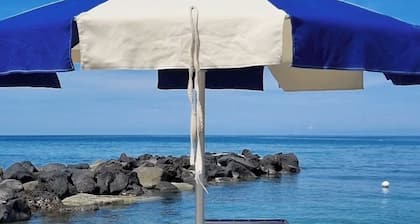 EL APARTAMENTO DE MERIDIANA EN EL MAR CON PLAYA PRIVADA SDRAIO Y UMBRELLA
