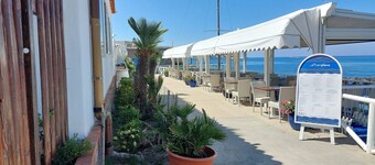 EL APARTAMENTO DE MERIDIANA EN EL MAR CON PLAYA PRIVADA SDRAIO Y UMBRELLA