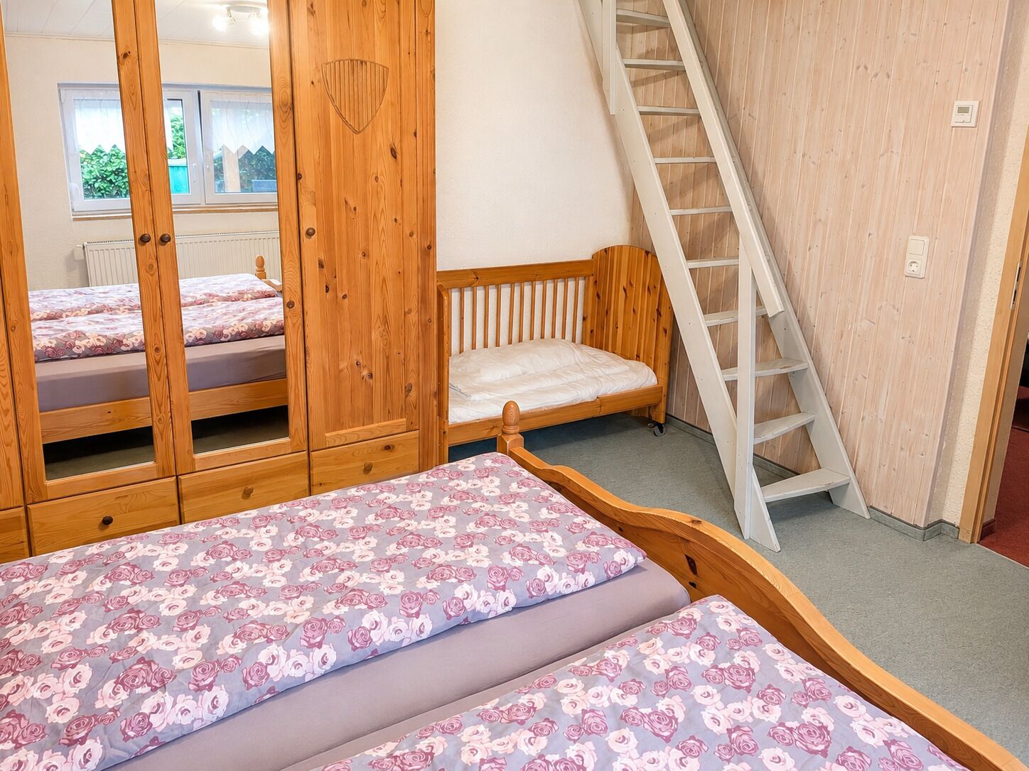2 bedrooms, travel crib, WiFi (free), bed sheets