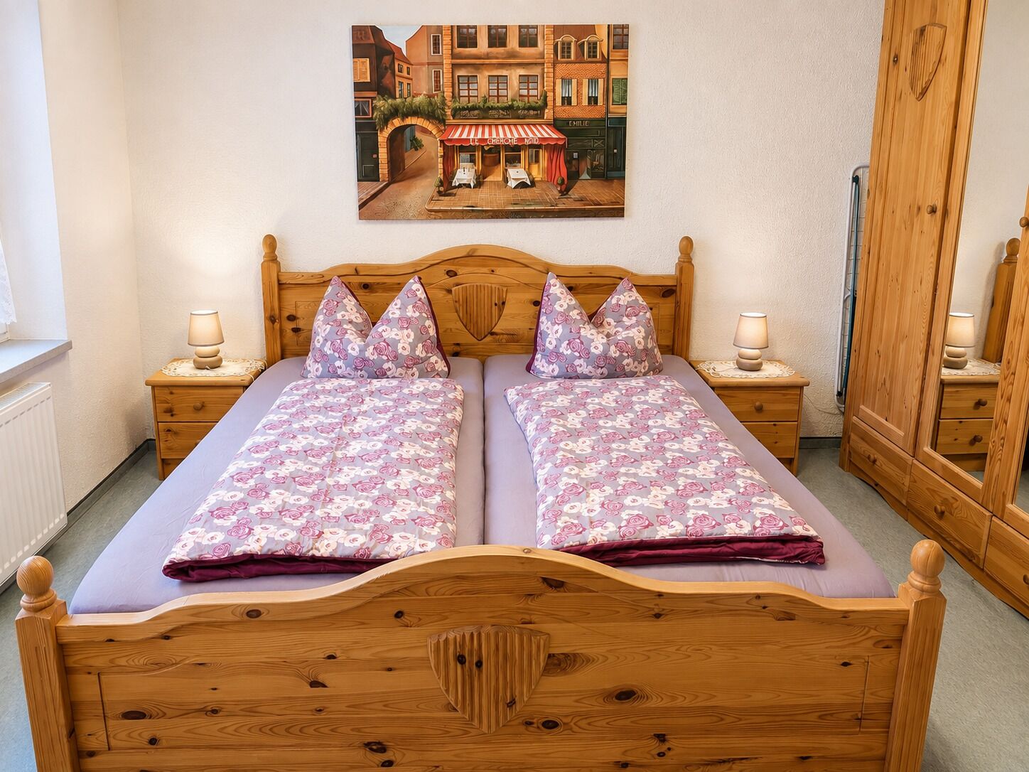 2 bedrooms, travel crib, WiFi (free), bed sheets