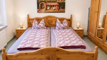 2 bedrooms, travel crib, WiFi (free), bed sheets