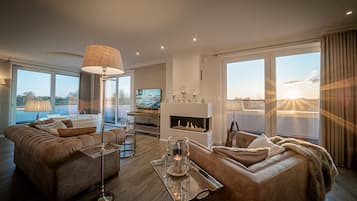 TV, fireplace