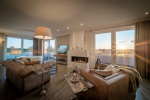 TV, fireplace