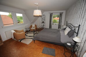 2 bedrooms, in-room safe, desk, iron/ironing board