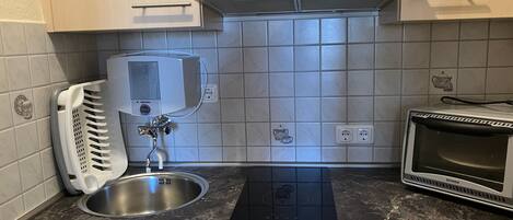 Fridge, oven, coffee/tea maker, electric kettle