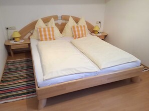 2 bedrooms, travel cot, WiFi, bed sheets