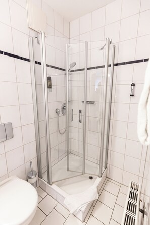 Double Room, Non Smoking | Bathroom | Hair dryer, towels, soap, shampoo - Hotel DH VEC (Vechta)