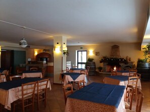Free daily buffet breakfast  - Faggio Rosso Hotel (Pescasseroli)