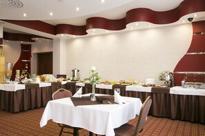 A conference room with multiple tables set for a meeting or event, equipped with nameplates, notepads, and pens. - Hotel Unibus (Bielsk Podlaski)