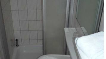 Een douche, een haardroger, handdoeken