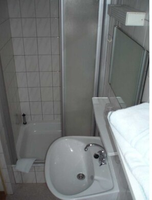 Douche, séchoir à cheveux, serviettes fournies