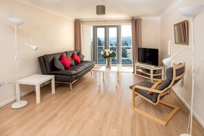 Leilighet – executive, 2 soverom, ikke-røyk, 2 bad | Oppholdsområde | Flatskjerm-TV og DVD-spiller