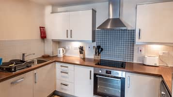 Economy Apartment, 1 King Bed with Sofa bed, Non Smoking | Private kitchen | Fridge, microwave, oven, stovetop